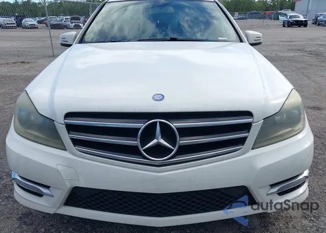 2014 Mercedes-Benz C 250 Sport z USA, uszkodzony, nr VIN WDDGF4HB7EG255937